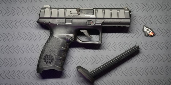 Descubre la Beretta APX Blowback CO₂ (4,5 mm, 19 BBs). Unboxing, trucos, por qué gasta menos gas y prueba de tiro a 10/15/30 m.